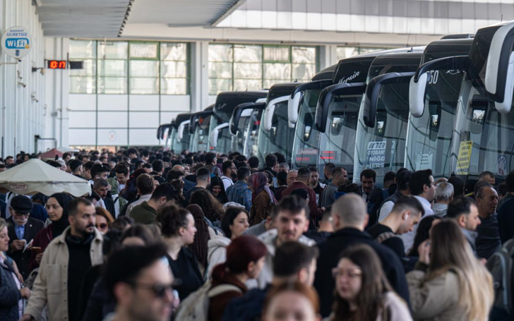 Otogarda &ccedil;ifte bayram hareketliliği: 12 bin ek sefer geliyor