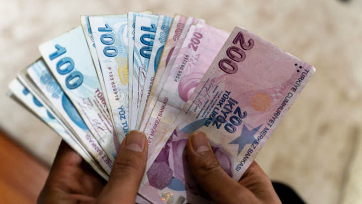 SGK uzmanı "b&uuml;y&uuml;k hak kaybı" diyerek uyardı! Maaşları yarı yarıya d&uuml;ş&uuml;yor