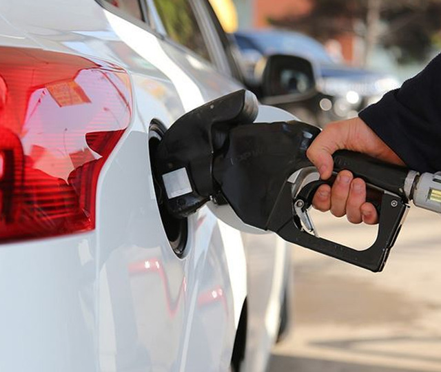 Benzine 80 kuruş indirim geldi, tablo değişti! 27 Mayıs g&uuml;ncel fiyatlar