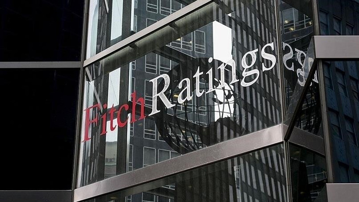 Fitch b&uuml;y&uuml;me tahminini d&uuml;ş&uuml;rd&uuml;, dolar beklentisi y&uuml;kseldi