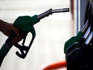 Ara&ccedil; sahiplerine m&uuml;jde: Benzine indirim geliyor