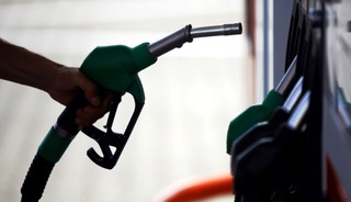 Ara&ccedil; sahiplerine m&uuml;jde: Benzine indirim geliyor