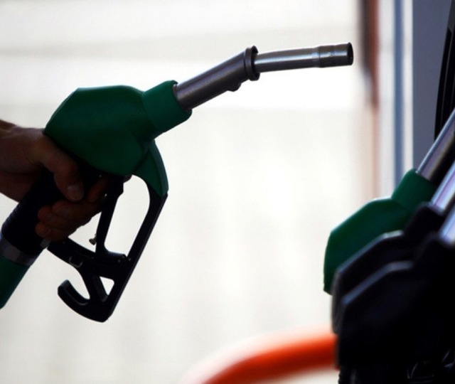 Ara&ccedil; sahiplerine m&uuml;jde: Benzine indirim geliyor