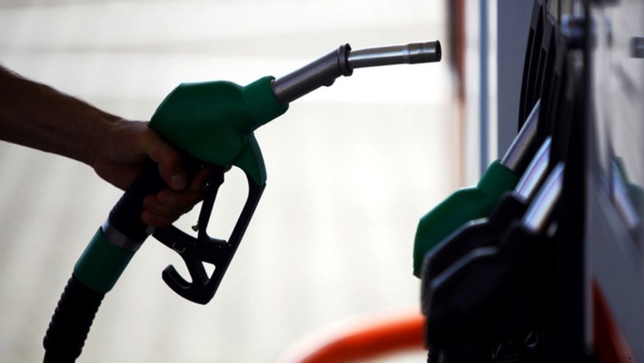 Ara&ccedil; sahiplerine m&uuml;jde: Benzine indirim geliyor