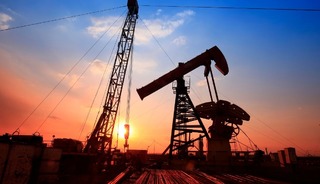 IEA: Küresel petrol arzı geriledi, talep beklentisi aşağı çekildi