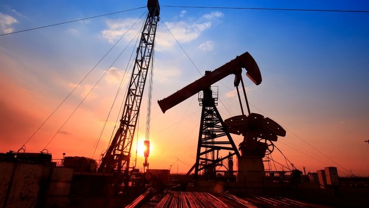 IEA: K&uuml;resel petrol arzı geriledi, talep beklentisi aşağı &ccedil;ekildi