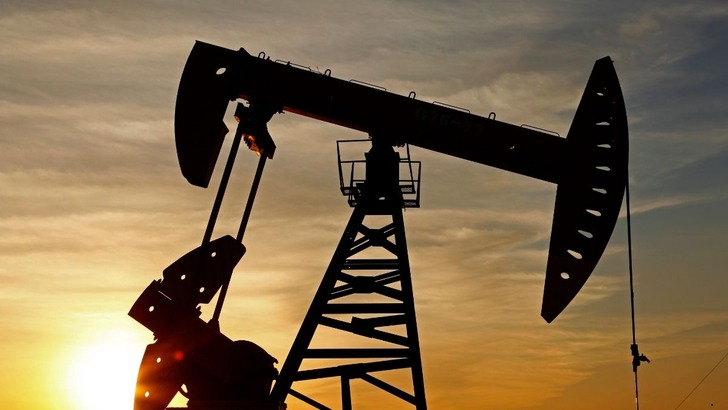 Petrol fiyatlarında d&uuml;ş&uuml;ş s&uuml;r&uuml;yor! H&uuml;rm&uuml;z Boğazı'nda hareketlilik arttı
