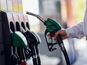 Beklenen zam geldi! Benzin 65 TL'yi, motorin 74 TL'yi aştı