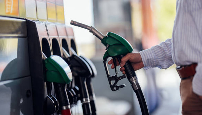 Beklenen zam geldi! Benzin 65 TL'yi, motorin 74 TL'yi aştı