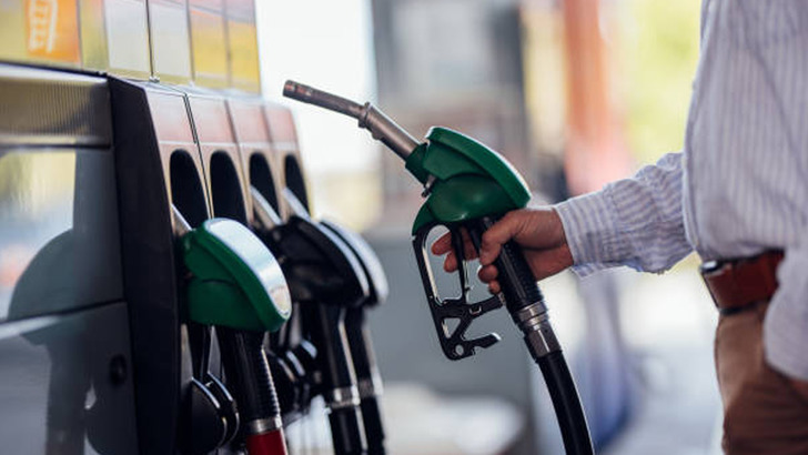 Beklenen zam geldi! Benzin 65 TL'yi, motorin 74 TL'yi aştı