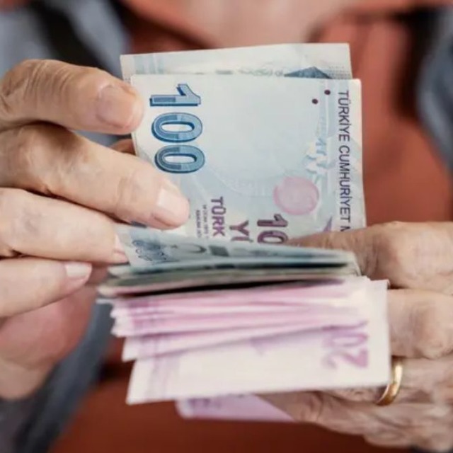 SON DAKİKA I En d&uuml;ş&uuml;k emekli aylığı 23 bin 552 TL oldu! Meclis'ten ge&ccedil;ti