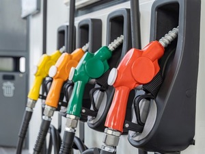 Akaryakıta &ccedil;ifte zam! Motorine ve benzine zam geldi