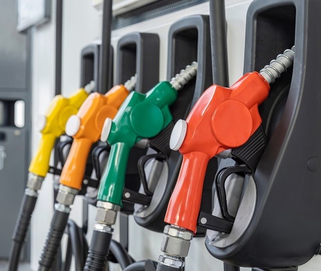 Akaryakıta &ccedil;ifte zam! Motorine ve benzine zam geldi