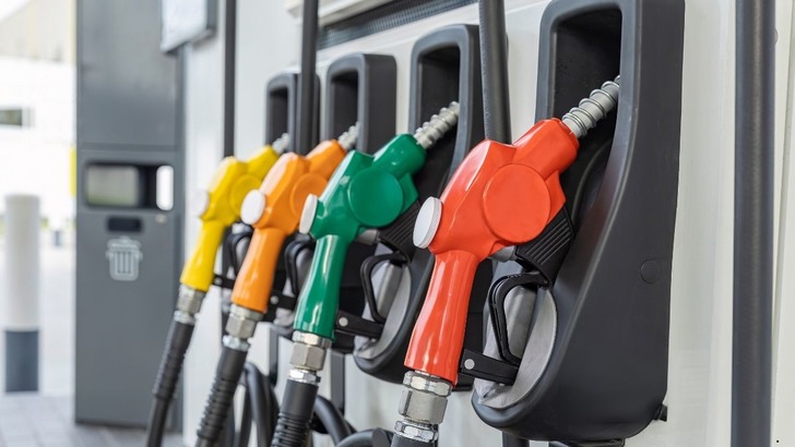 Akaryakıta &ccedil;ifte zam! Motorine ve benzine zam geldi