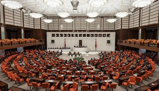 TBMM'den 382 oyla ge&ccedil;ti! Aylıklar artacak, yeni haklar geliyor