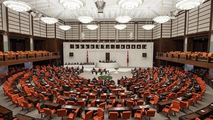 TBMM'den 382 oyla ge&ccedil;ti! Aylıklar artacak, yeni haklar geliyor