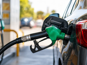 Petrol 10 dolar birden d&uuml;şt&uuml;! Benzin ve motorin ne kadar?