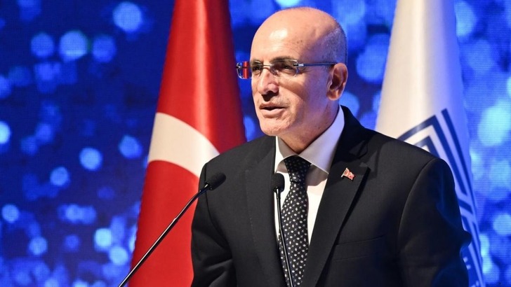Şimşek'ten enflasyon mesajı: Akaryakıt fiyatlarına rağmen d&uuml;ş&uuml;ş s&uuml;rd&uuml;