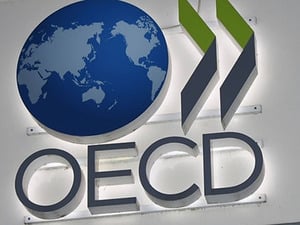 OECD'den T&uuml;rkiye i&ccedil;in &ccedil;ifte revizyon: Enflasyonu y&uuml;kseltti, b&uuml;y&uuml;meyi d&uuml;ş&uuml;rd&uuml;