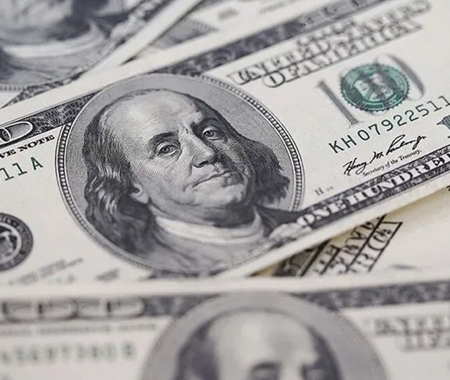 Dolar d&uuml;nyaya meydan okuyor: 18 ayın zirvesine &ccedil;ıktı