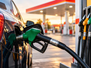 Akaryakıtta &ccedil;ifte değişim: Benzine indirim, motorine zam!