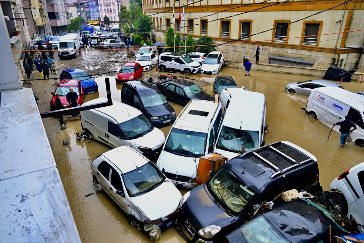 İstanbul&rsquo;da ara&ccedil;lar suya g&ouml;m&uuml;ld&uuml;: Kaskosu olmayan ne yapacak?, G&ouml;rsel 3