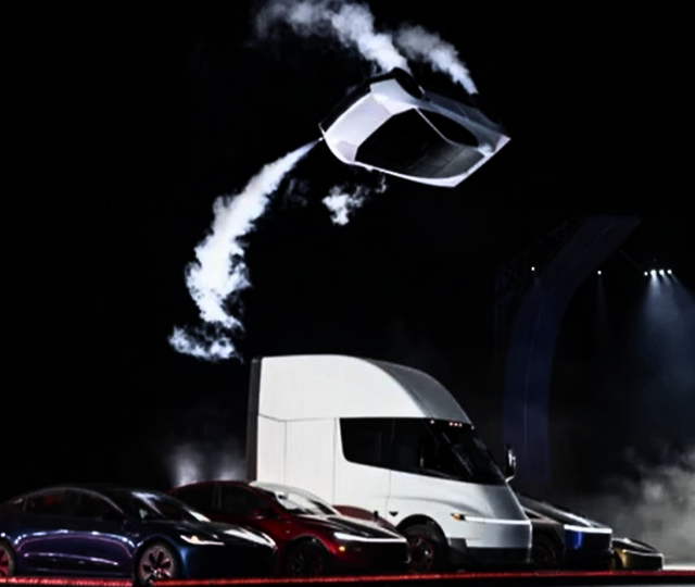 Tesla&rsquo;nın u&ccedil;an arabası tanıtıldı! Seri &uuml;retim başlıyor: Fiyatı belli oldu