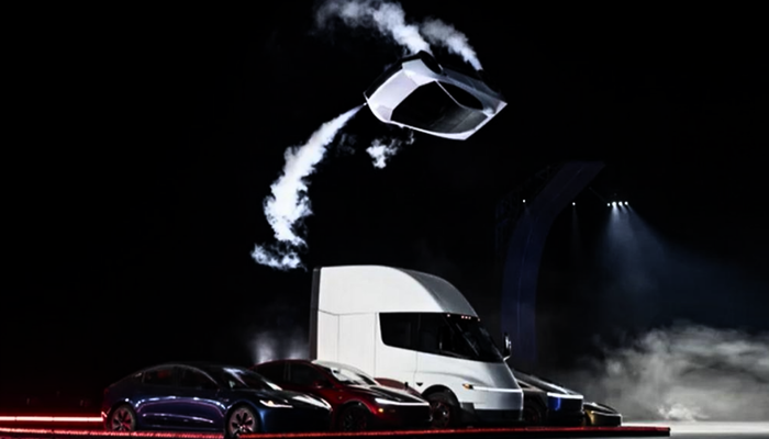 Tesla&rsquo;nın u&ccedil;an arabası tanıtıldı! Seri &uuml;retim başlıyor: Fiyatı belli oldu