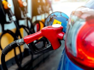 Benzine b&uuml;y&uuml;k indirim geliyor: Tarih belli oldu