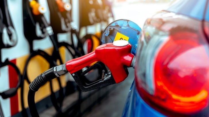 Benzine b&uuml;y&uuml;k indirim geliyor: Tarih belli oldu